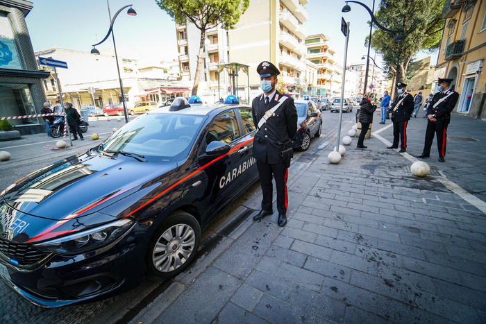 Giovane di 19 anni ucciso a coltellate nel Napoletano.